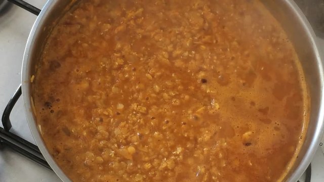 Dal, rote LInsen kochen in einem Topf