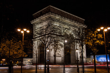 Fototapeta na wymiar Arc de Triomphe de nuit et environnement en pose longue