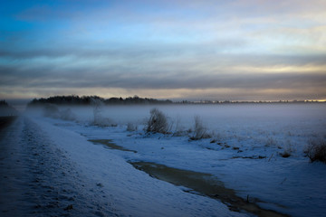 Утренний туман. Зимняя дорога. Россия