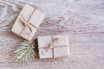 Рождественские подарки и еловая ветка на деревянном фоне. Вид сверху - obrazy, fototapety, plakaty