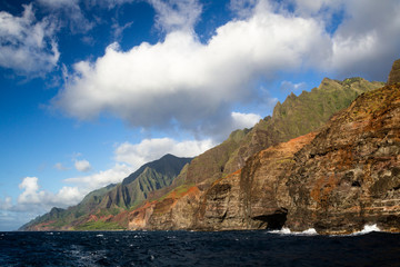 Fototapeta na wymiar Blick vom Meer aus auf die berühmte Na Pali Coast an der Nordostküste von Kauai, Hawaii, USA.