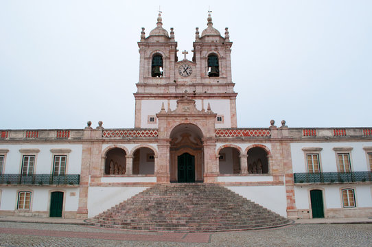 Portogallo, 30/03/2012: vista della Chiesa di Nostra Signora di Nazaré, costruita nel 1377 per ospitare l’immagine sacra della Madonna di Nazareth e per ospitare i pellegrini in visita 