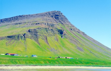 Fährhafen, Bauernhof und Ort Brjánslækur an der Mündung des Vatnsfjörður in den...