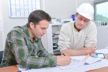 Obraz premium Architect explaining something to his boss