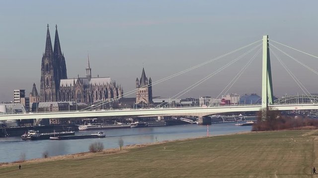 Cologne, Rhine, Severins bridge, shipping, road traffic, winter; K&ouml;ln, Rhein, Severinsbr&uuml;cke, Schiffsverkehr, Stra&szlig;enverkehr, Winter