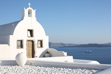 Obraz premium White chapel on Santorini Island, Greece