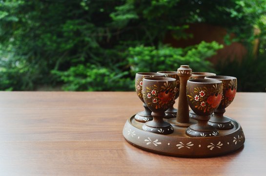 Jogo de utens&iacute;lios para servir ovo quente, com suporte e seis recipientes de madeira torneada e decorada