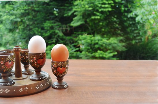 Jogo de utens&iacute;lios para servir ovo quente, com suporte e seis recipientes de madeira torneada e decorada