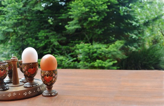 Jogo de utens&iacute;lios para servir ovo quente, com suporte e seis recipientes de madeira torneada e decorada