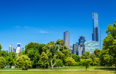 Fototapeta premium Cityscape of Melbourne from Kings Domain parklands - Australia