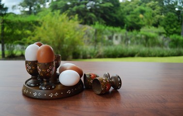 Jogo de utensílios para servir ovo quente, com suporte e seis recipientes de madeira torneada e decorada
