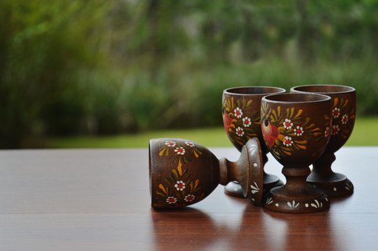 Jogo de utens&iacute;lios para servir ovo quente, com suporte e seis recipientes de madeira torneada e decorada