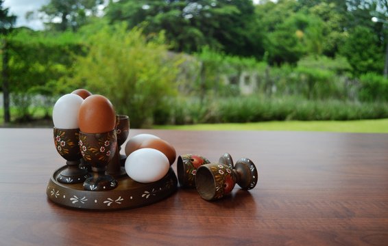Jogo de utens&iacute;lios para servir ovo quente, com suporte e seis recipientes de madeira torneada e decorada