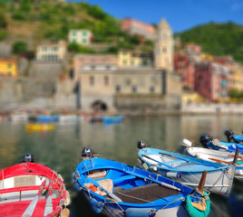Fototapeta na wymiar Barche sul porto di Vernazza, piccolo paese della Liguria, Italia