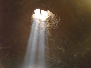cueva,rayos de luz