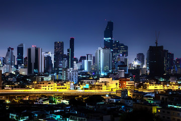 Obraz premium Piękne miasto nocą, nowoczesna nocna panorama Bangkoku w Tajlandii, miejska i uliczna w nocy, futurystyczna architektura nocne oświetlenie.