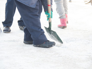 雪を削る人