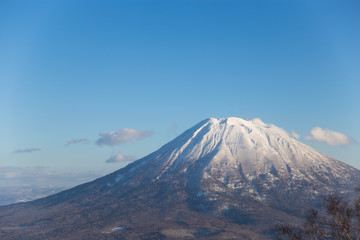 Fototapeta premium Zamyka up Mt.Yotei w Niseko narciarskim terenie, Hokkaido, Japonia