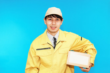 荷物を運ぶ笑顔の男性
