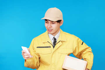 通話中の笑顔の男性
