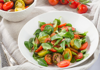 Healthy salad with leaf vegetables and tomatoes