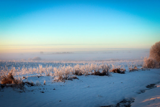 Утренний туман. Зимняя дорога. Россия