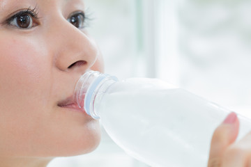 水を飲む女性