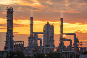 Obraz na płótnie Canvas chemical plant and oil refinery industry with sunrise