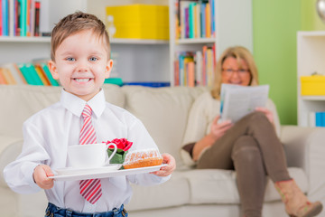 kind überrascht mit kaffee und kuchen