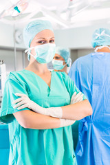 Krankenhaus - Junge Ärztin oder Chirurgin steht in einem sterilem OP-Saal oder Reinraum einer...