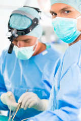 Krankenhaus - Ärzteteam im OP einer Klinik operiert einen Patienten, vielleicht ist es ein Notfall