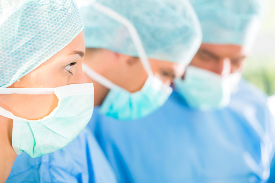 Krankenhaus - &Auml;rzteteam im OP einer Klinik operiert einen Patienten, vielleicht ist es ein Notfall