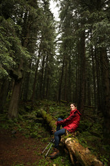 Obraz premium Young woman tourist walking along the trail in the rain forest