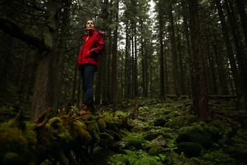Obraz premium Young woman tourist walking along the trail in the rain forest