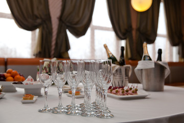 чистые бокалы для шампанского на столе