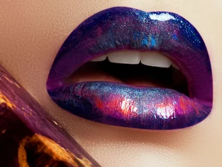 Nahaufnahme der Lippen der schönen vollen Frau mit hellem Modeglanzmake-up. Makroaufnahme mit magentafarbenem Lippen-Make-up. Schöne Lippen mit rosa Pigment. Schönheits- und Modekonzept © looking2thesky