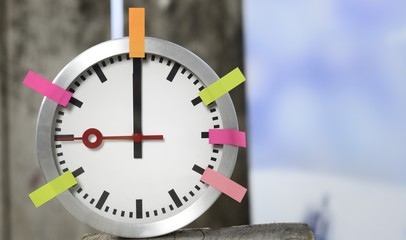 Zeitmanagement Terminmanagement symbolfoto mit Uhr