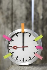 Zeitmanagement Terminmanagement symbolfoto mit Uhr