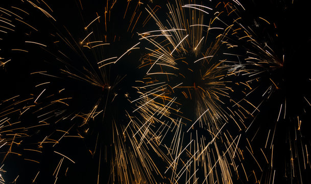 Explosi&oacute;n de fuegos artificiales en la noche con trazos luminosos