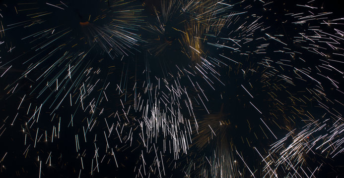 R&aacute;fagas de fuegos artificiales blancos en el cielo nocturno