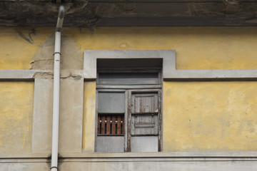 Fototapeta na wymiar broken window of abandoned building 