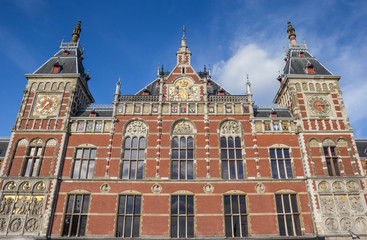 Fototapeta na wymiar Facade of the central train station of Amsterdam