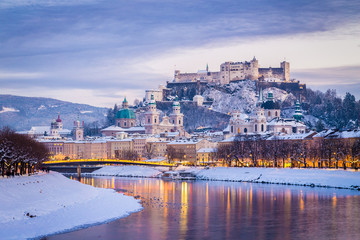 Fototapeta premium Klasyczny widok Salzburga w okresie Bożego Narodzenia w zimie, Austria
