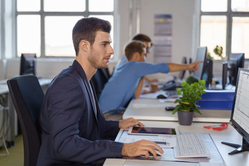 geschäftsmann arbeitet konzentriert am pc