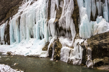 Fototapeta na wymiar горный водопад, лед, зимний пейзаж, замерзшая вода