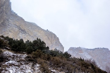 Fototapeta na wymiar красивый вид на горное ущелье, снежные склоны, высокие скалы, Северный Кавказ, зимний пейзаж