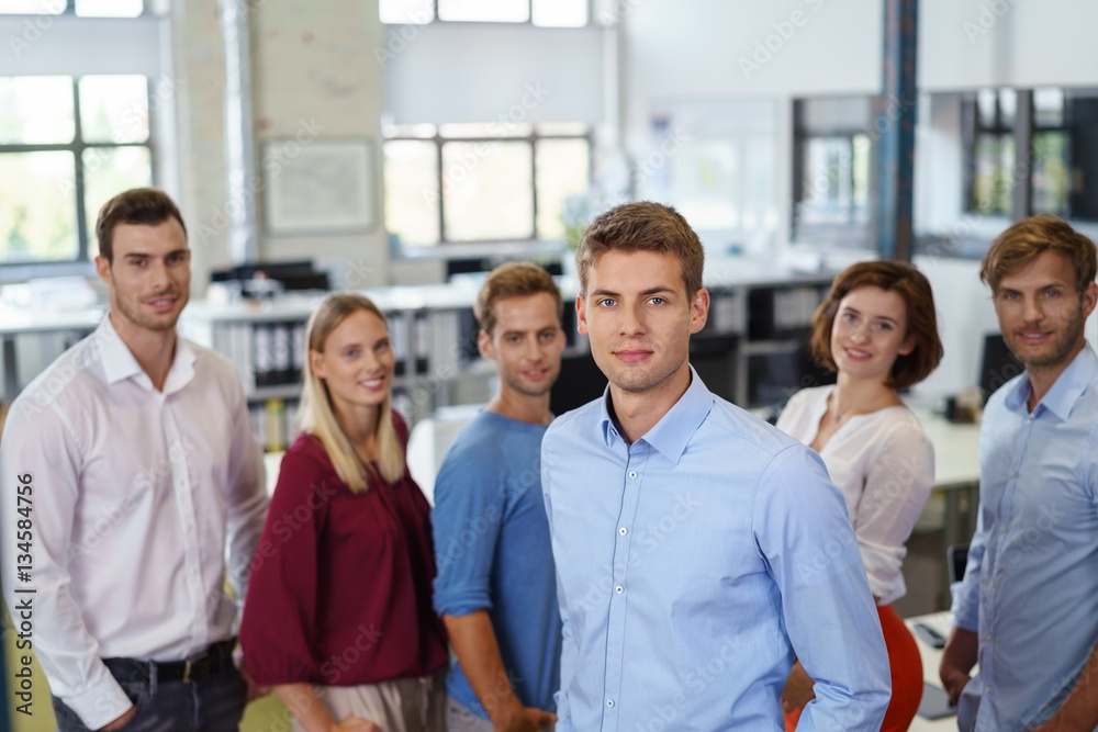 Poster junges motiviertes team im büro