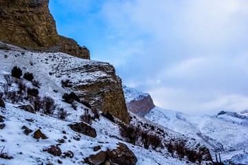 красивый вид на горное ущелье, снежные склоны, высокие скалы, Северный Кавказ, зимний пейзаж