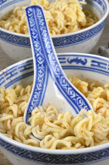 Cuillère dans un bol de nouilles chinoises