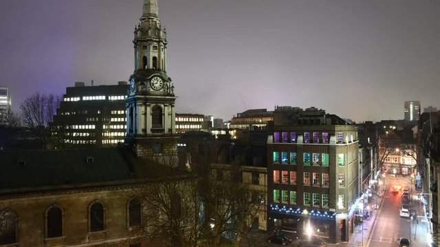 Time lapse de paisaje urbano nocturno apareciendo la niebla en Londres